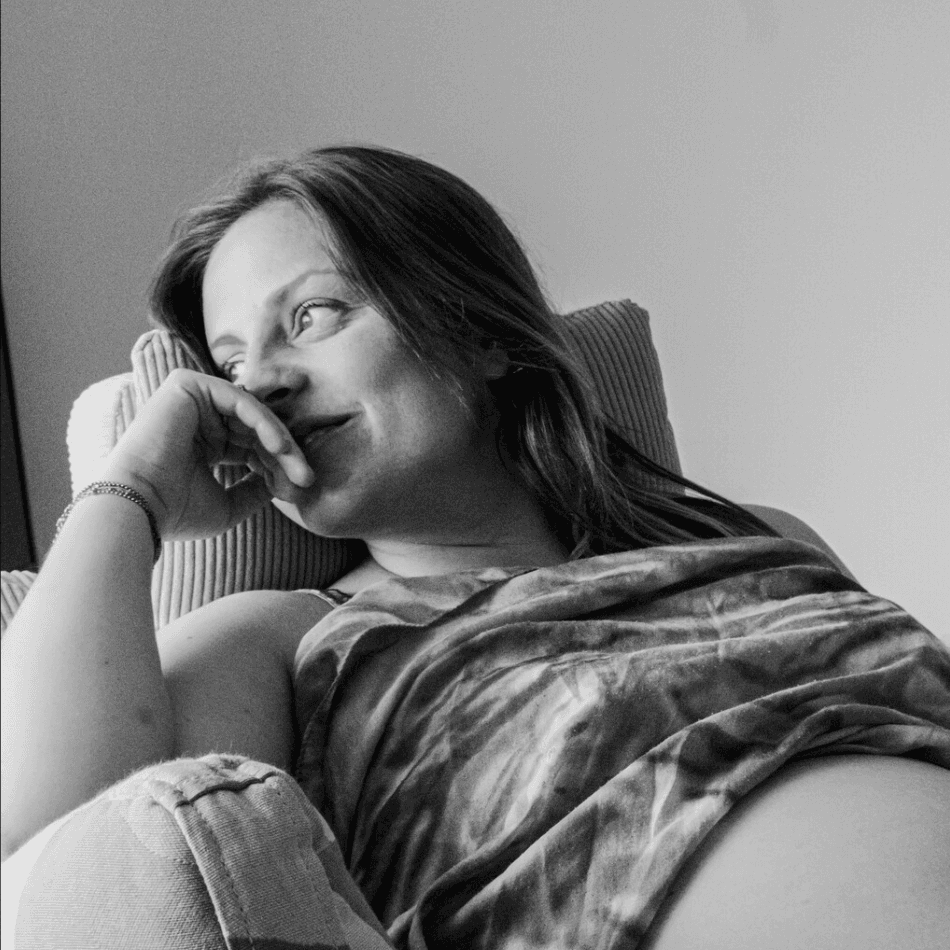 Lorelei, fondatrice de Storynous, photographiée en noir et blanc